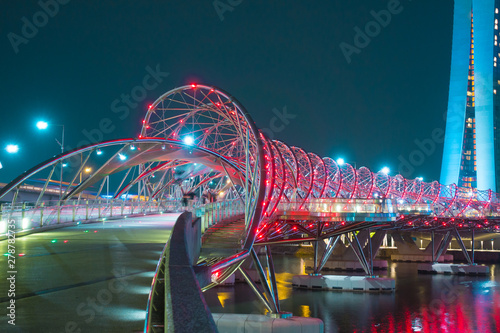 Fototapeta Naklejka Na Ścianę i Meble -  Helix bridge at night in Singapore