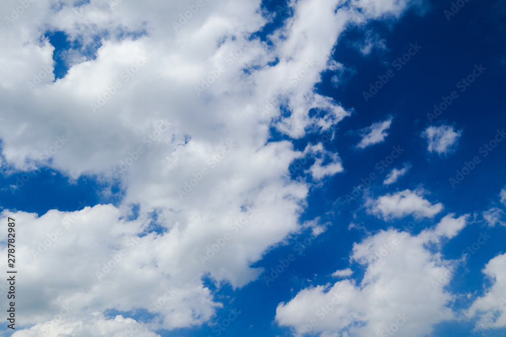 Fototapeta premium Beautiful abstract cloud and clear blue sky landscape nature background and wallpaper