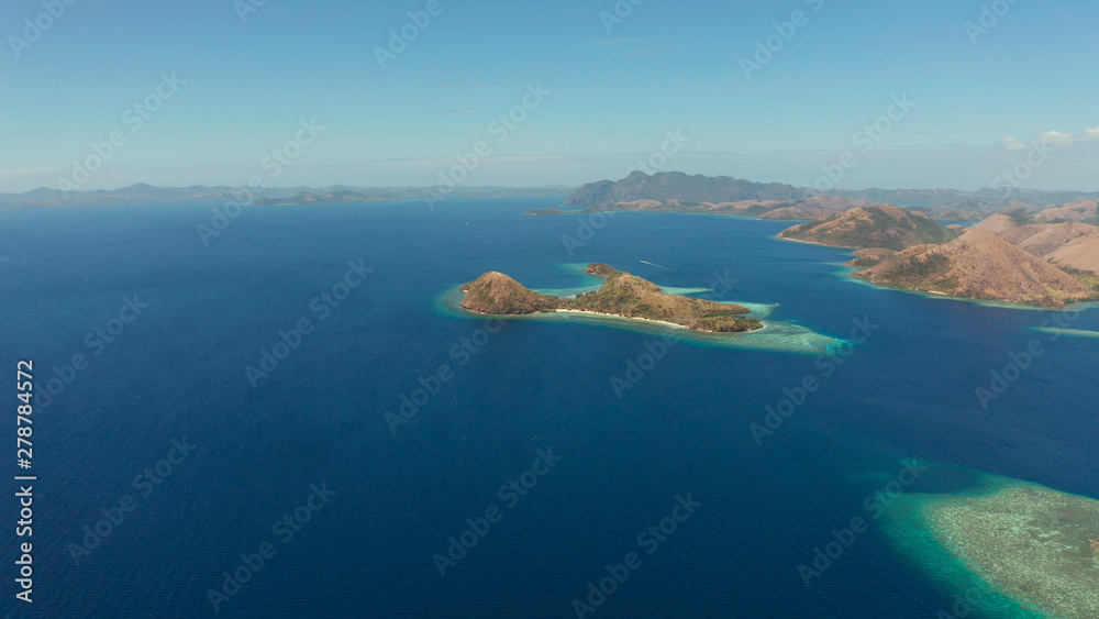 Obraz premium aerial tropical landscape islands with blue lagoons, coral reef and sandy beach. Palawan, Philippines. Island Busuanga of the Malayan archipelago with turquoise lagoons.