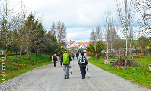 Entrada de peregrinos al pueblo de Monesterio en el Camino de Santiago (Via de la Plata) por la provincia de Badajoz, Extremadura. La Vía de la Plata es el Camino de Santiago desde Sevilla a Santiago.