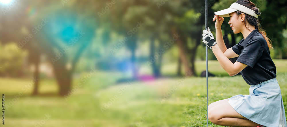 Φωτογραφία Close up portrait of Young female golf player wearing sportswear swinging on green field