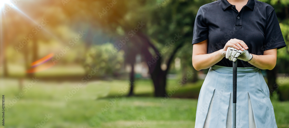 Φωτογραφία Close up portrait of Young female golf player wearing sportswear swinging on green field