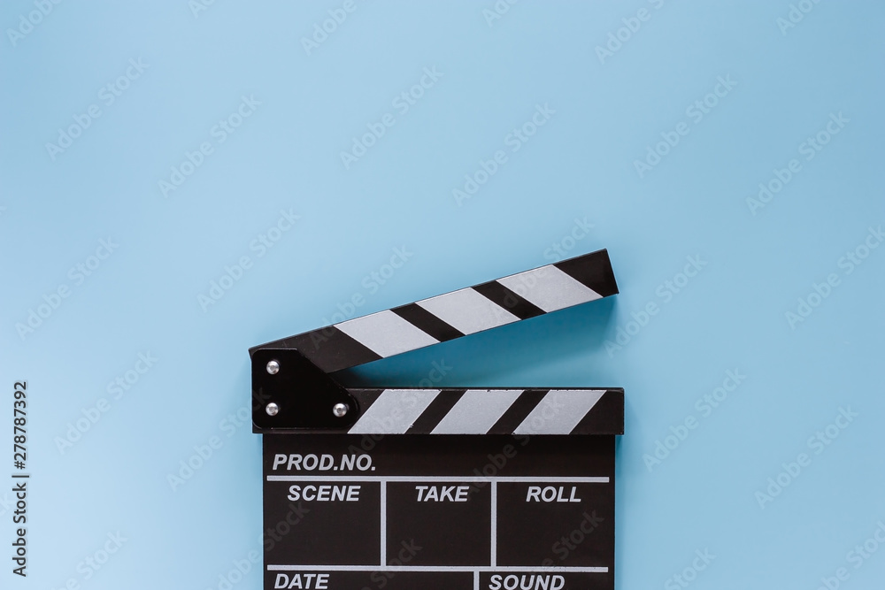 Obraz premium Movie clapper board on blue background for filming equipment
