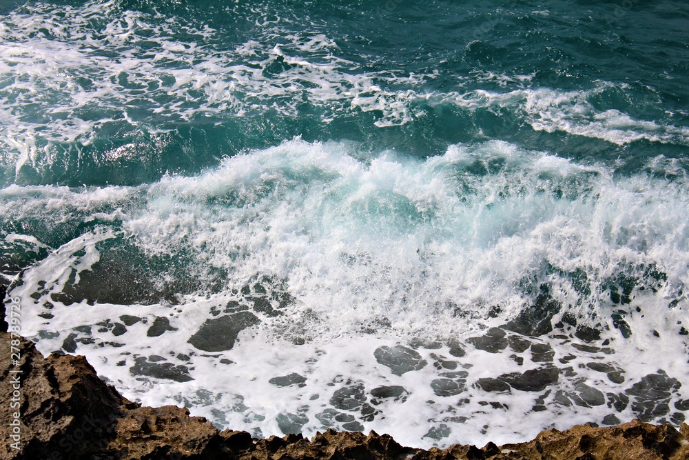 Fototapeta premium waves crashing on rocks