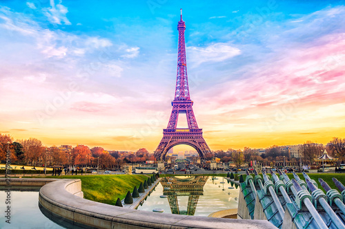 Wieża Eiffla o zachodzie słońca w Paryżu, Francja. Tło romantycznej podróży