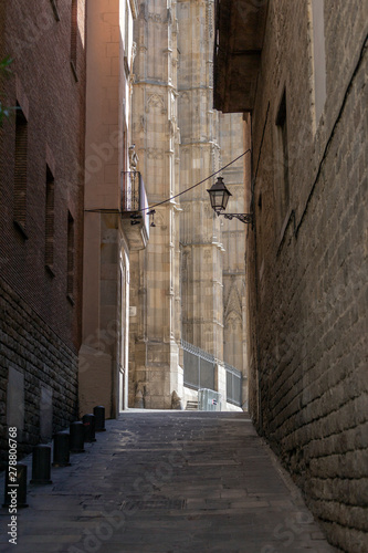 Fototapeta Naklejka Na Ścianę i Meble -  Alley in Barcelona