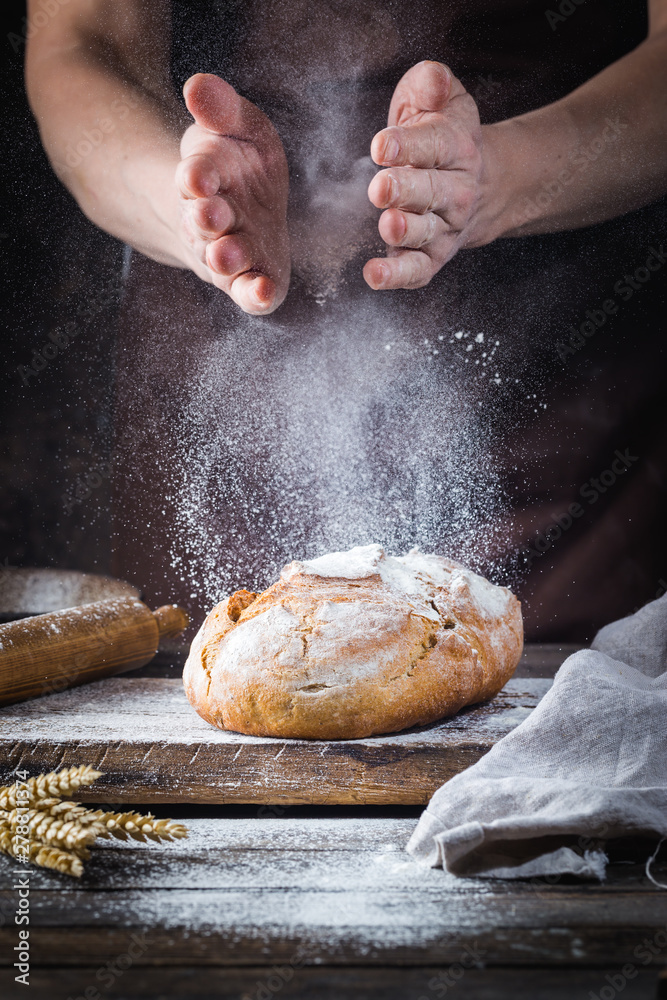 Photo sur Aluminium brossé Boulanger cuisson du pain. L&#39;homme gifle la  farine sur la pâte. Les mains de l&#39;homme Faire du pain - Nikkel-Art.fr