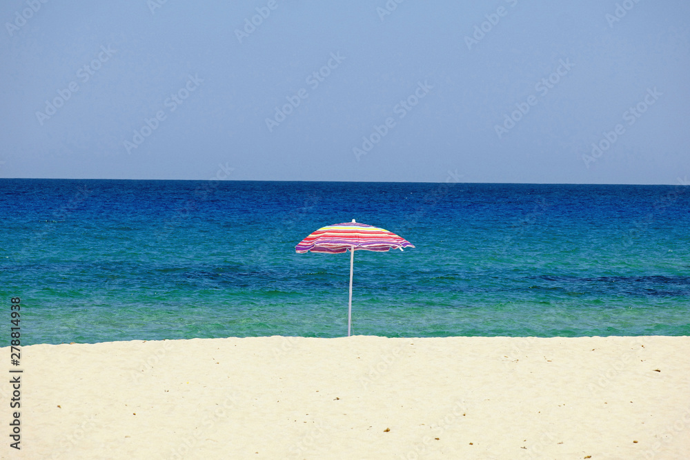 Sardinien Gestreifter Sonnenschirm am Strand der Cala Sinzias 