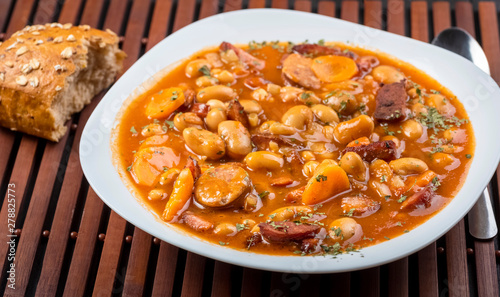 Baked beans with sausage and vegetables