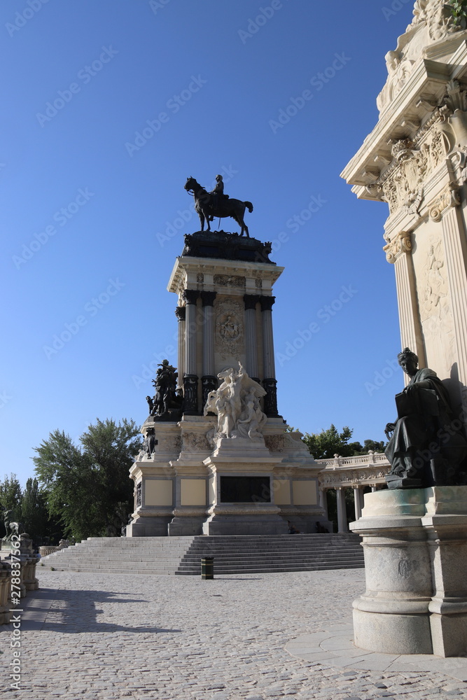 Monument à Alphonse XII, parc du Retiro à Madrid, Espagne Monument à Alphonse XII, parc du Retiro à Madrid, Espagne