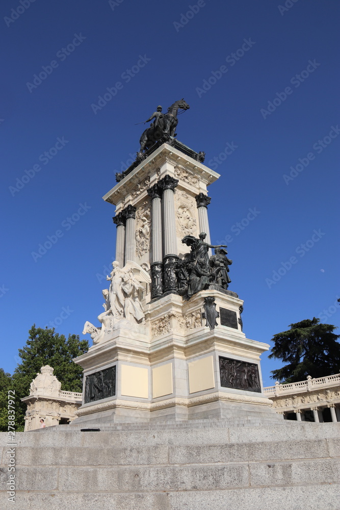Fototapeta premium Monument à Alphonse XII, parc du Retiro à Madrid, Espagne