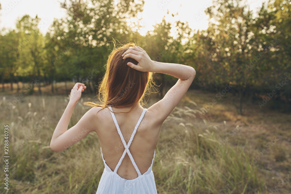 Obraz premium young woman in field