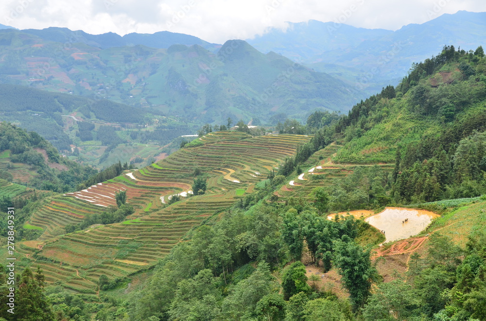 ベトナムのバクハ　花モン族の村　美しい山と棚田