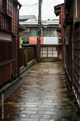narrow street in kanazawa
