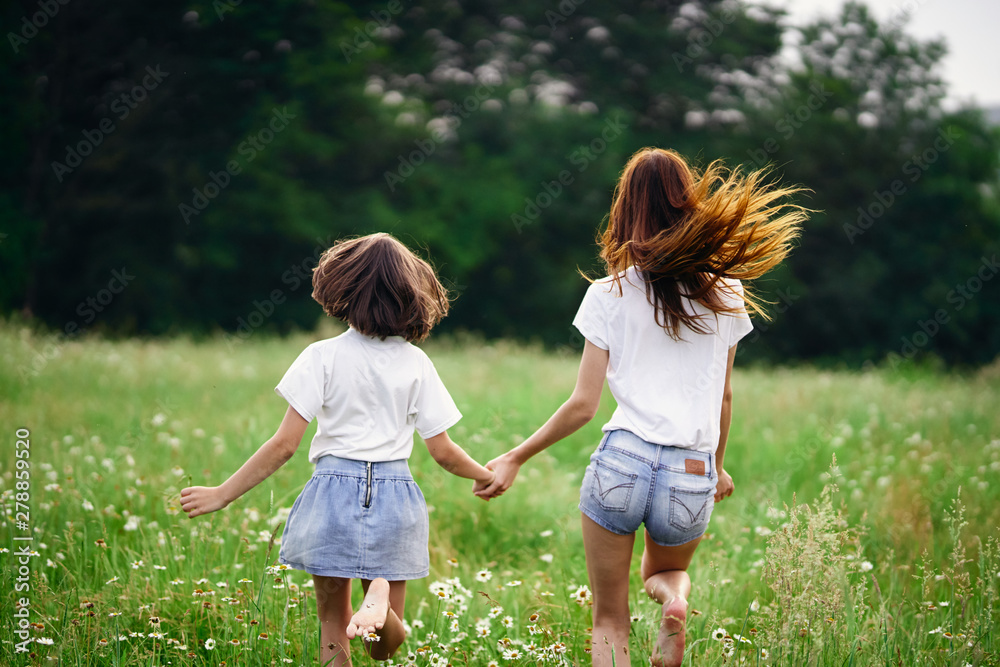 Fototapeta premium matka i córka w parku
