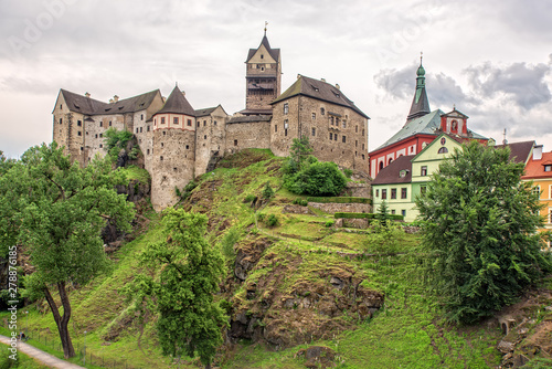 Burg Elbogen mit Kirche Stankt Wenzel in in Loket