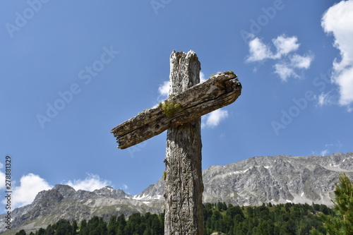 Defereggen, Kreuz, Gipfelkreuz, Holz, Holzkreuz, verwittert, Gipfelsieg, Himmel, Staller Sattel, Vilgrater Berge, Pass, Passübergang, Grenze, Österreich, Italien, Tirol, Osttirol, Lienz, Südtirol, Boz photo