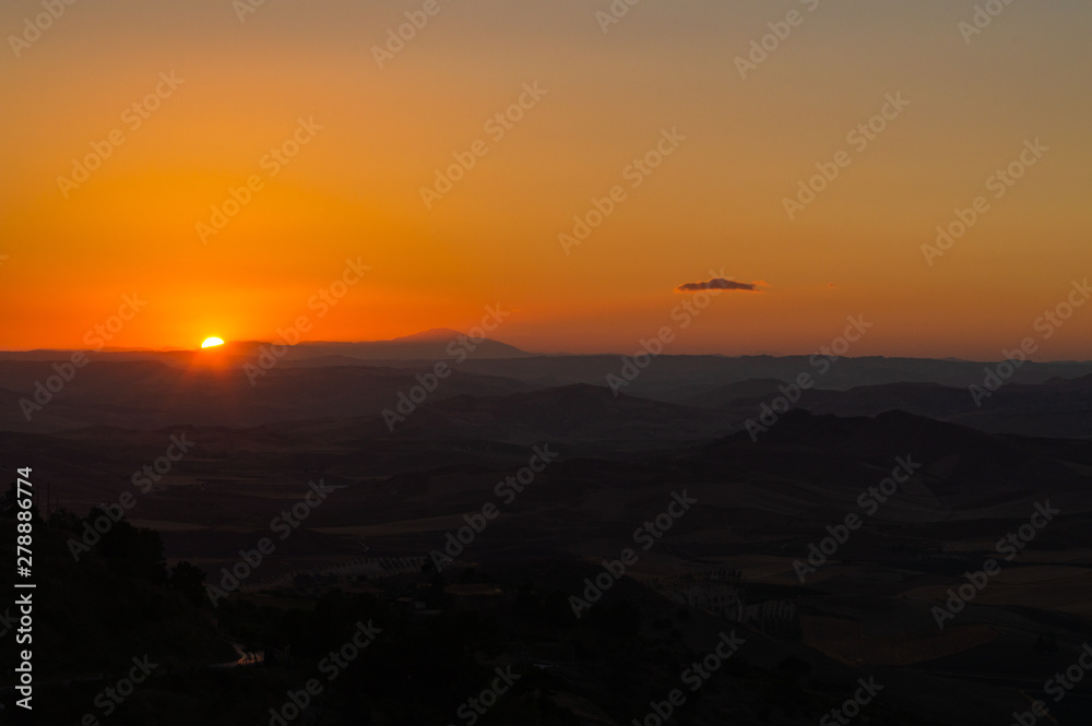 Obraz premium Wonderful Sunset over the Sicilian Hills, Mazzarino, Caltanissetta, Sicily, Italy, Europe