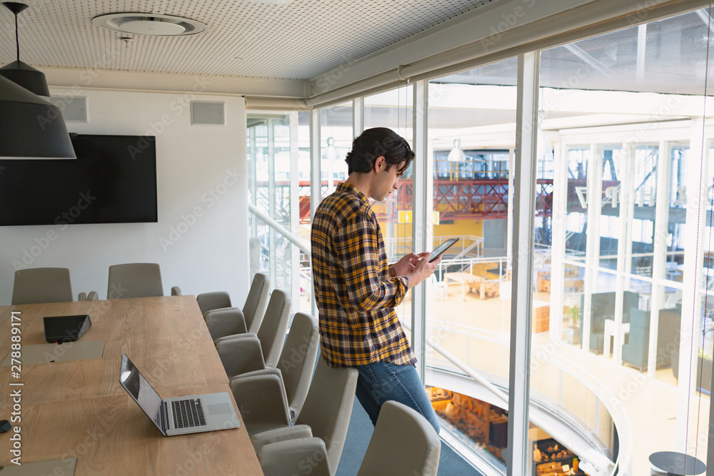 Obraz premium Male executive using digital tablet in the conference room