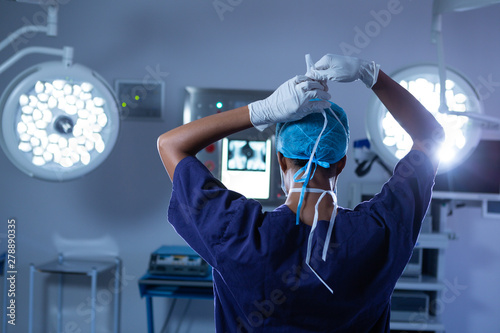 Obraz na płótnie Female surgeon wearing surgical mask on in operating room at hospital