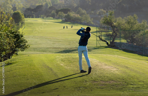 golfista jugando al golf y ejecutando un swing 