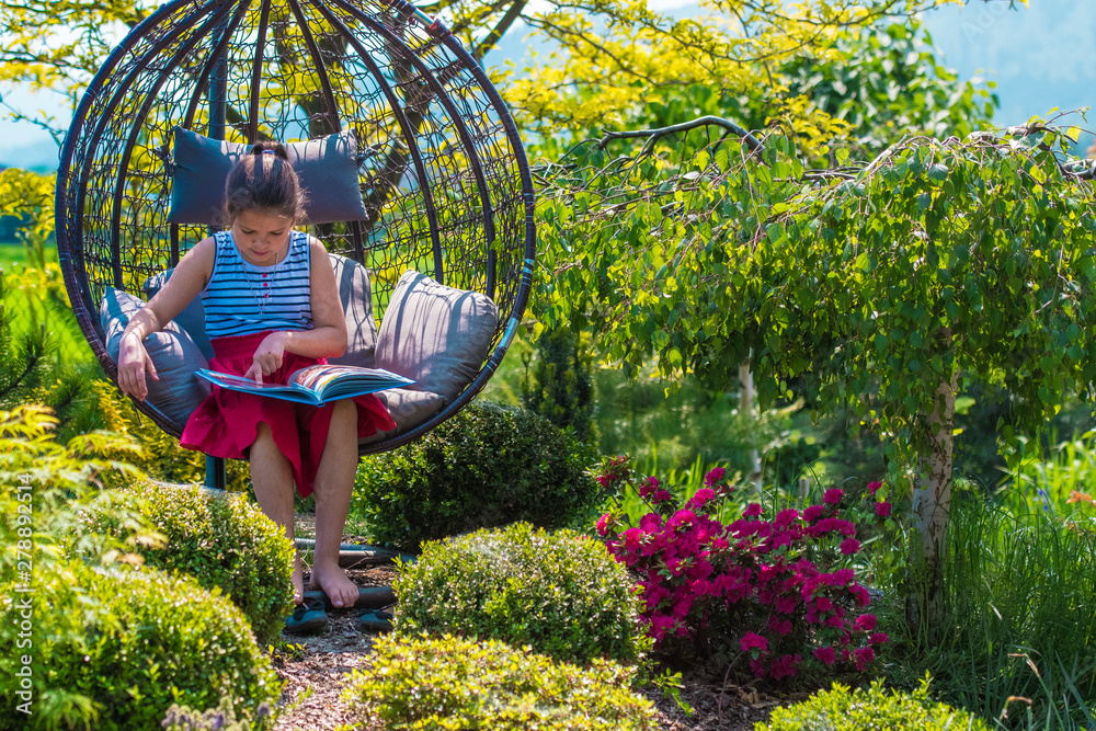 relaksi odpoczynek z książką na ogrodzie wśród kwiatów - obrazy, fototapety, plakaty 