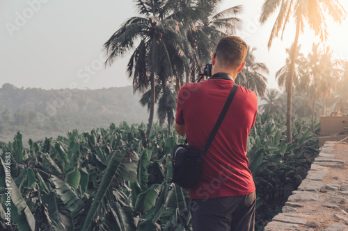 Photography Joven aventurero tomando fotos de campos de arroz en India al atardecer