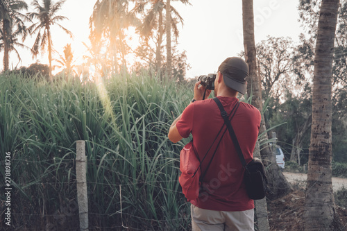 Canvas Print Joven aventurero tomando fotos de campos de arroz en India al atardecer