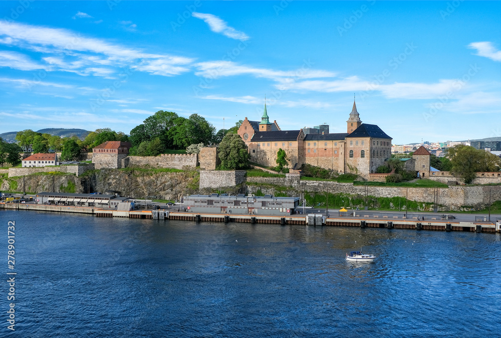 Blick auf die bekannte Akershus Festung im Herzen der norwegischen Hauptstadt Oslo â€“ besondere Ansicht vom Meer aus
