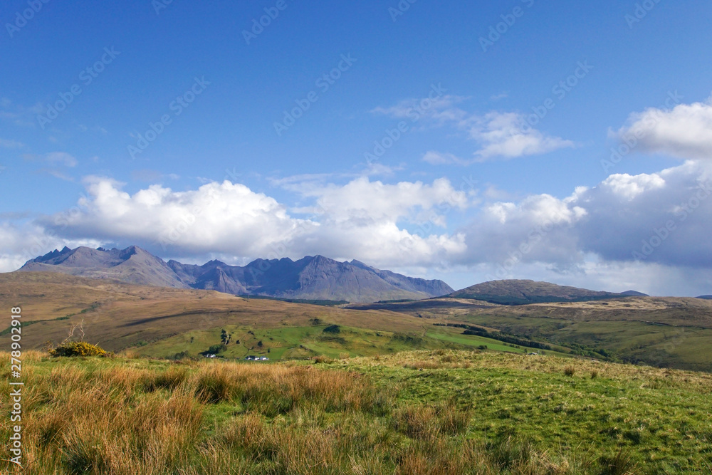 Ausblick über Berge auf der Isle of Skye in Schottland