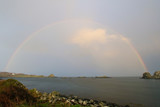 Ein Regenbogen über der Lagavulin Bay auf der Insel Islay