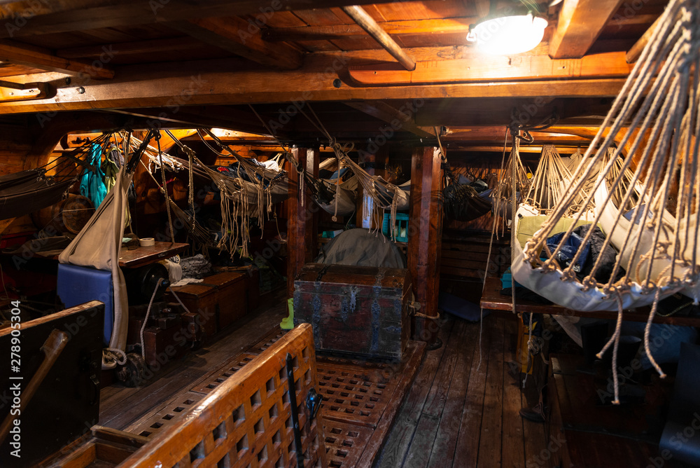 interior de un barco de madera o camarote de un barco velero antiguo