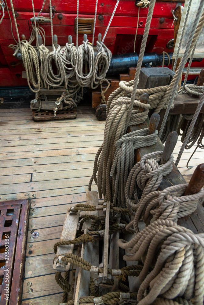 barco velero de madera antiguo con cuerdas y velas barco velero de madera antiguo con cuerdas y velas