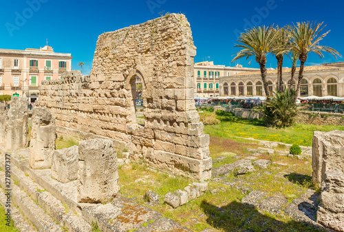 Obraz na płótnie The Temple of Apollo on Ortygia (Ortigia) Island. Importatnt ancient Greek monument in Syracuse, Sicily, Italy w salonie