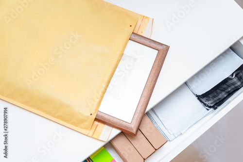 Packaging art picture frame to paper bubble envelope