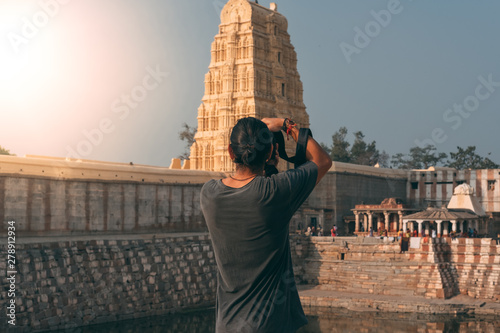 Canvas Print Hombre de pelo largo viajando y tomando fotos en India