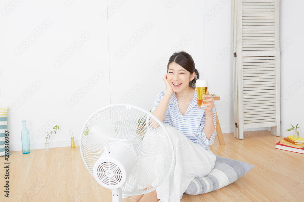 ビールを飲む女性