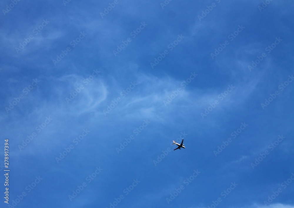 Flugzeug am blauen Himmel