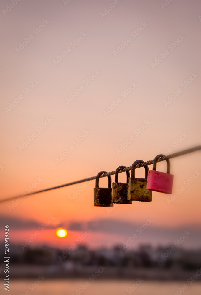 Obraz premium Multi-colored padlocks intertwined