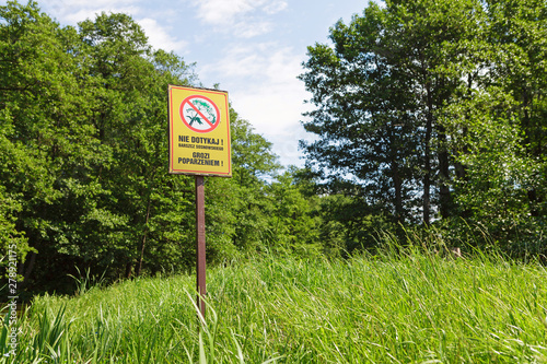 Bild auf Leinwand Warning sign in polish language Nie dotykaj! Barszcz sosnowskiego grozi poparze