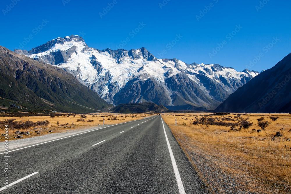 Naklejka premium Główna droga turystyczna do Doliny Tasmana i słynnego Parku Narodowego Aoraki / Mount Cook w Nowej Zelandii.