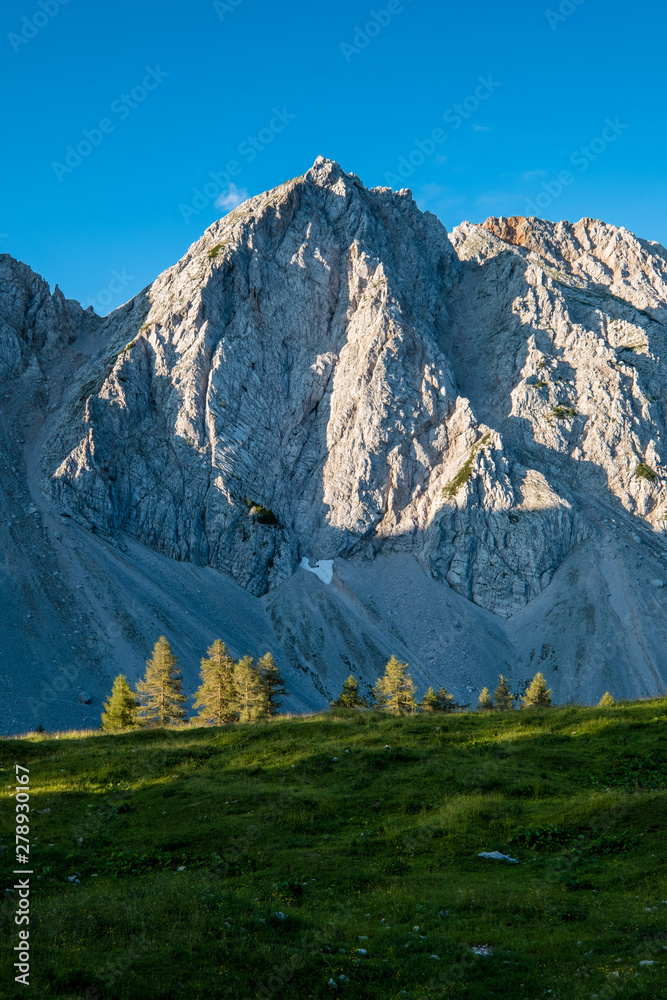 Idyllische Alm mit mächtigen Bergen im Hintergrund in den österreichischen Alpen
