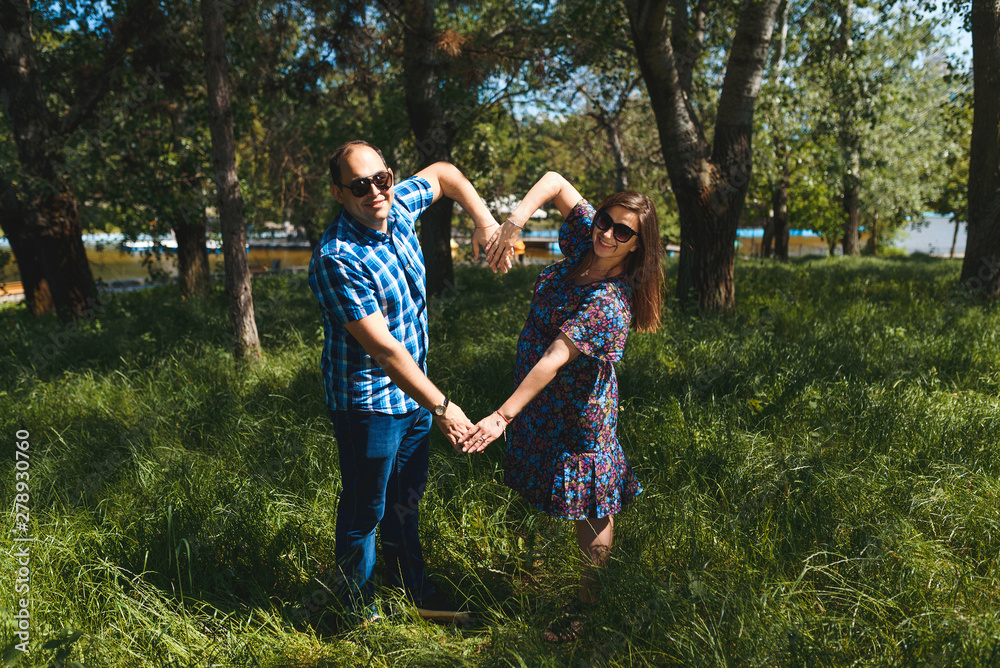 Obraz premium couple making heart form by hands