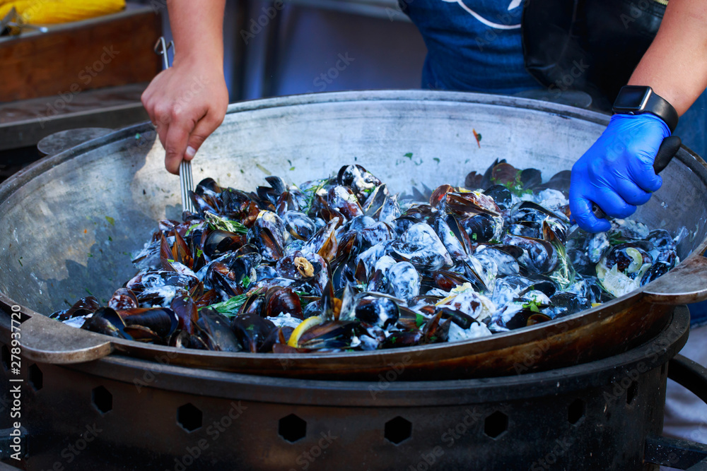 Obraz premium Fresh mussels at grill pan