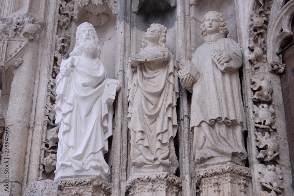 Dom St. Peters Statue Regensburg