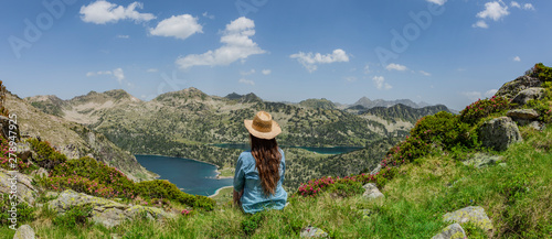 Frau mit Strohhut im Naturreservat Néouvielle in den Pyrenäen