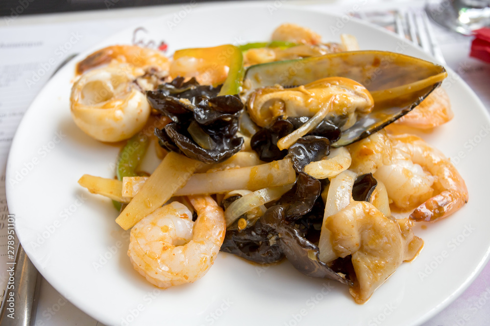 crevettes, poisson et champignons sautées au wok