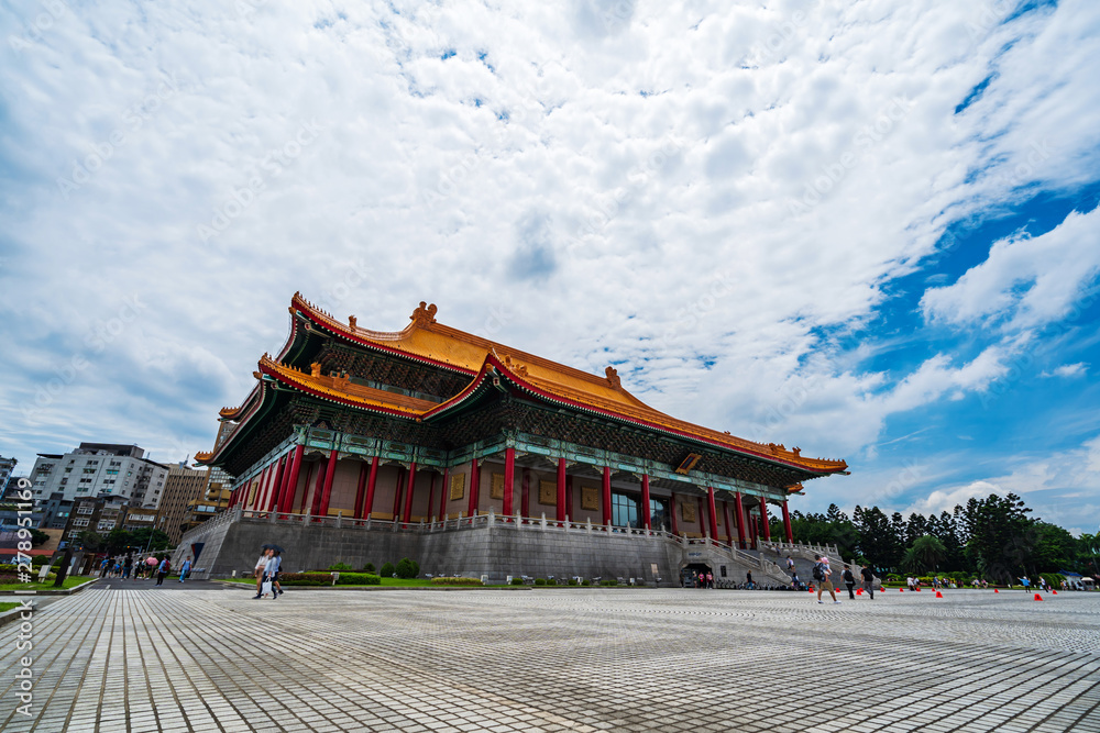 Fototapeta premium National Theater Hall of Chiang Kai-Shek Memorial Hall in Taipei, Taiwan