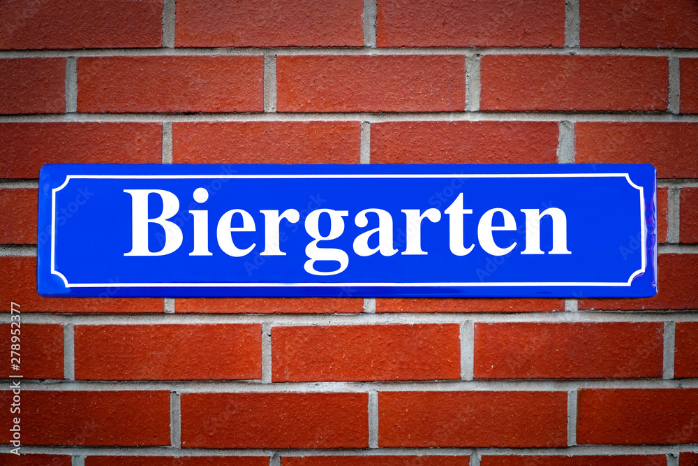 Biergarten Schild blau an Backsteinwand Biergarten Schild blau an Backsteinwand