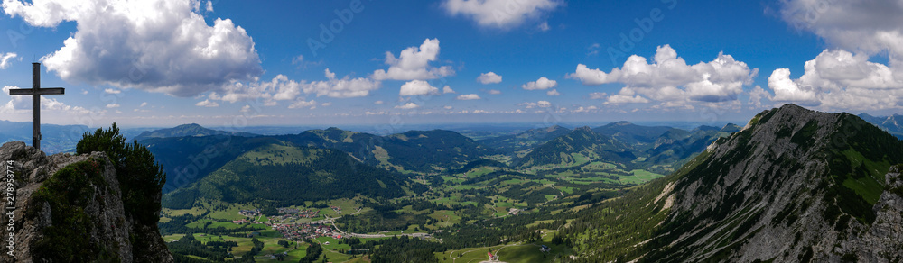Panorama vom Iseler Gipfel über Oberjoch, Wertacher Hörnle, Voralpenland bis Wannenjoch